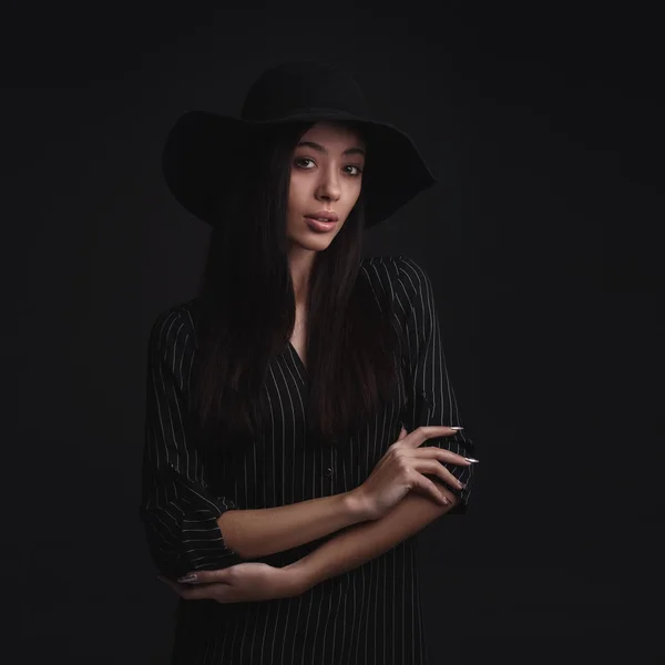 Hermosa mujer en sombrero retro —  Fotos de Stock