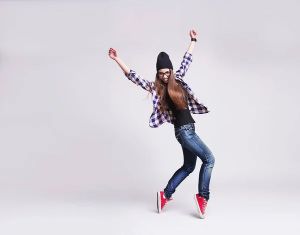 Dansen hipster meisje in glazen en zwarte muts — Stockfoto