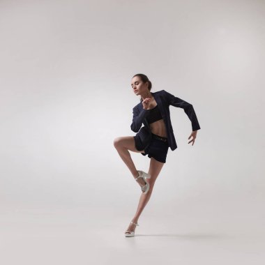 güzel moda kadın dansçı