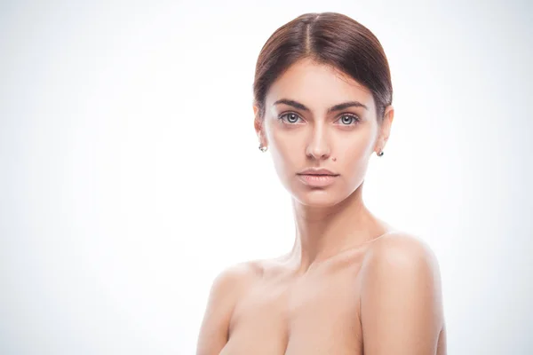 Retrato de primer plano de mujer joven adulta con piel limpia y fresca —  Fotos de Stock