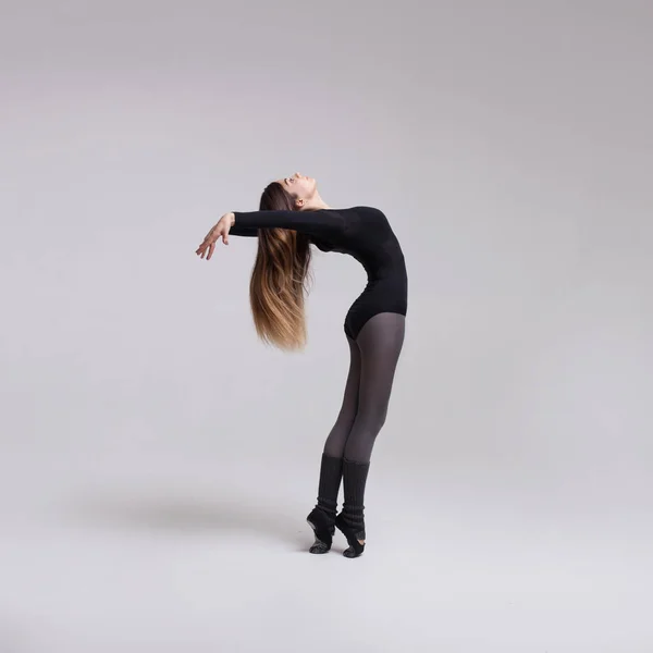 Fiatal nő táncos fekete fürdőruha pózol — Stock Fotó