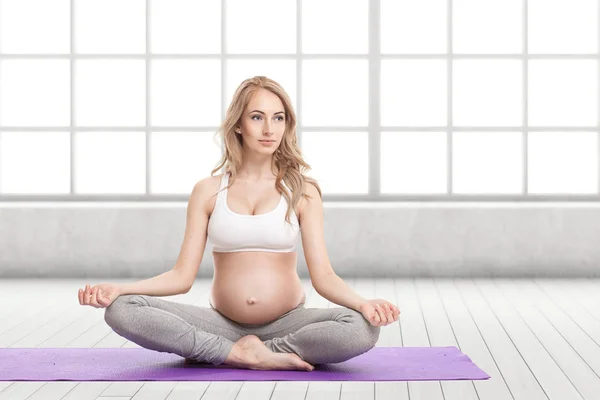 Porträtt av gravid kvinna gör Yoga — Stockfoto