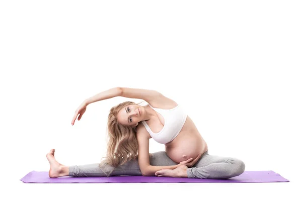 Retrato de una mujer embarazada haciendo yoga —  Fotos de Stock