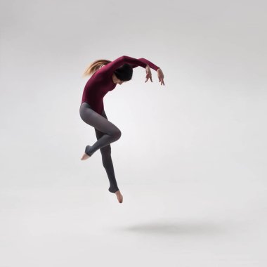 kestane rengi mayo poz içinde genç kadın dansçı