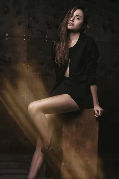Portré fiatal elegáns nő fekete kabát — Stock Fotó