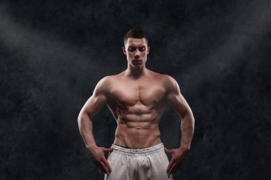 Genç sporcunun vücut geliştirmeci adam