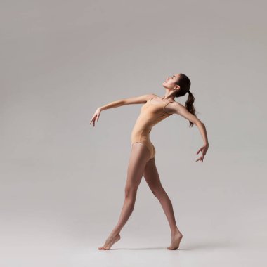 genç güzel dansçı bej mayo