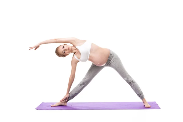 Retrato de una mujer embarazada haciendo yoga — Foto de Stock