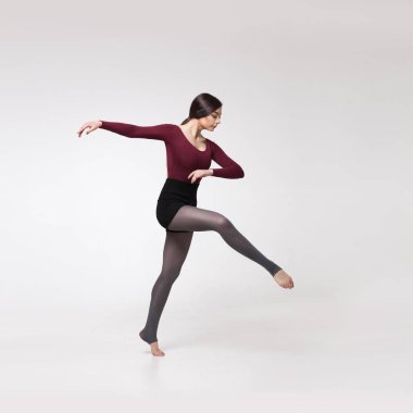 genç güzel dansçı bej mayo