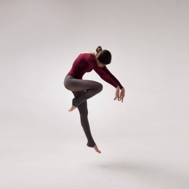 genç güzel dansçı bej mayo