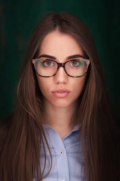 Close-up portret pięknej kobiety w okularach — Zdjęcie stockowe