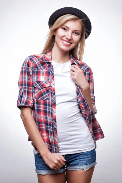 Closeup studio portret van de jonge vrouw hipster — Stockfoto