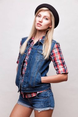 Portre studio yenilikçi genç kadın portresi