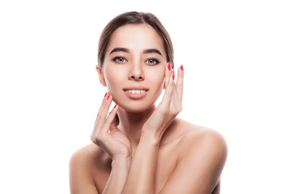 Primer plano retrato de mujer joven con la piel limpia y fresca —  Fotos de Stock