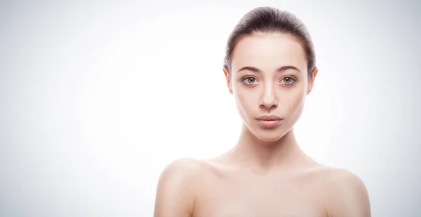 Primer plano retrato de mujer joven con la piel limpia y fresca —  Fotos de Stock