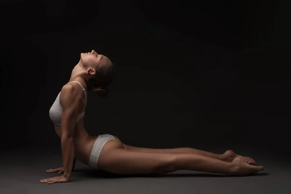Mulher latina saudável fazendo ioga — Fotografia de Stock