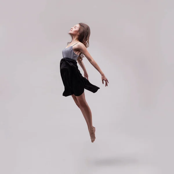 Giovane bella donna ballerina salto — Foto Stock