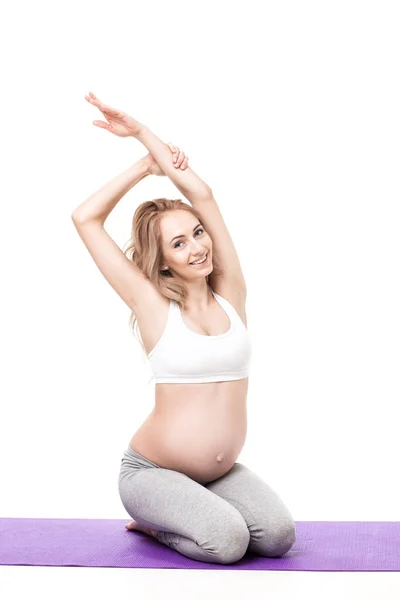 Porträtt av gravid kvinna gör Yoga — Stockfoto