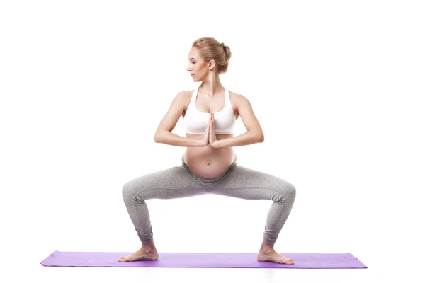 Retrato de una mujer embarazada haciendo yoga —  Fotos de Stock