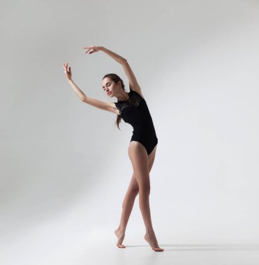 siyah mayo atlama içinde genç kadın dansçı