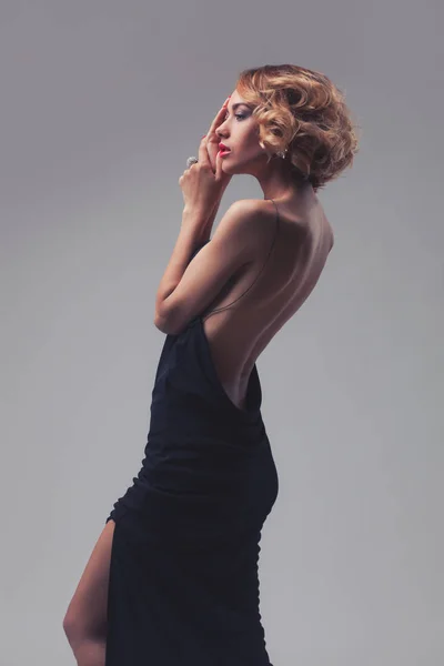 Όμορφη γυναίκα μοντέλο που θέτουν σε κομψό φόρεμα — Φωτογραφία Αρχείου
