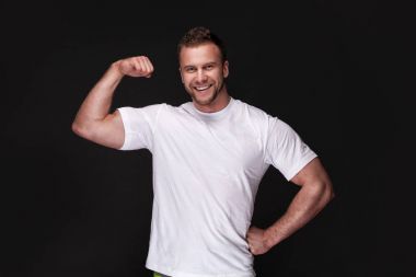 Atletik beyaz fanila erkekte portresi