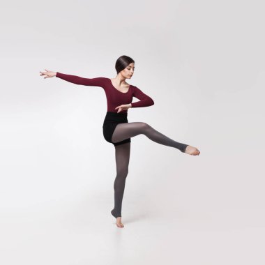 kestane rengi mayo poz içinde genç kadın dansçı