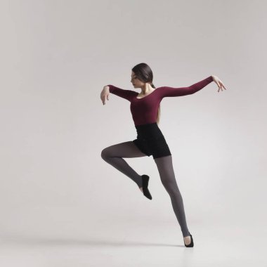 kestane rengi mayo poz içinde genç kadın dansçı