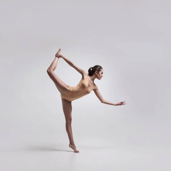 Νέοι όμορφη χορεύτρια με μπεζ μαγιό — Φωτογραφία Αρχείου