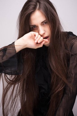 Uzun kahverengi saçlı güzel bir kadın.