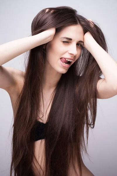 Mulher bonita com cabelos castanhos longos — Fotografia de Stock