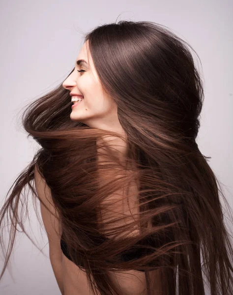 Mulher bonita com cabelo voador longo — Fotografia de Stock