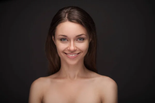 Портрет красивой улыбающейся девушки — стоковое фото