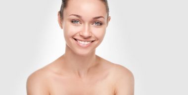 Temiz Cilt ile beautyful gülümseyen kadın portresi portre