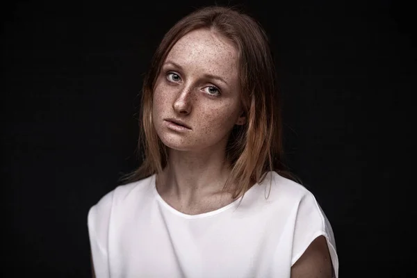 Vértes stúdió portré szeplős nő smink nélkül — Stock Fotó