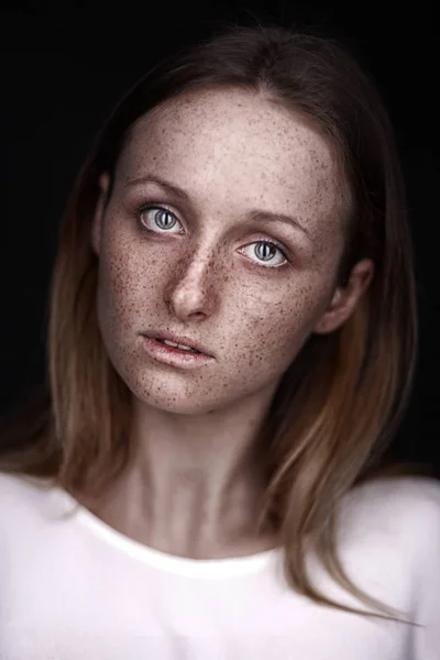 Primer plano retrato de estudio de la mujer pecosa sin maquillaje —  Fotos de Stock