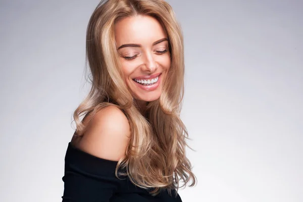 Portret zbliżenie beautyful blond kobieta uśmiechający się z czystego, świeżego skóry — Zdjęcie stockowe