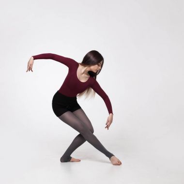 kestane rengi mayo poz içinde genç kadın dansçı