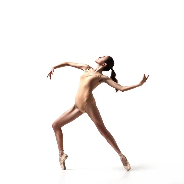 Giovane bella ballerina in costume da bagno beige — Foto Stock