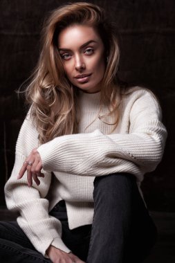 oturan genç zarif sarışın kadın