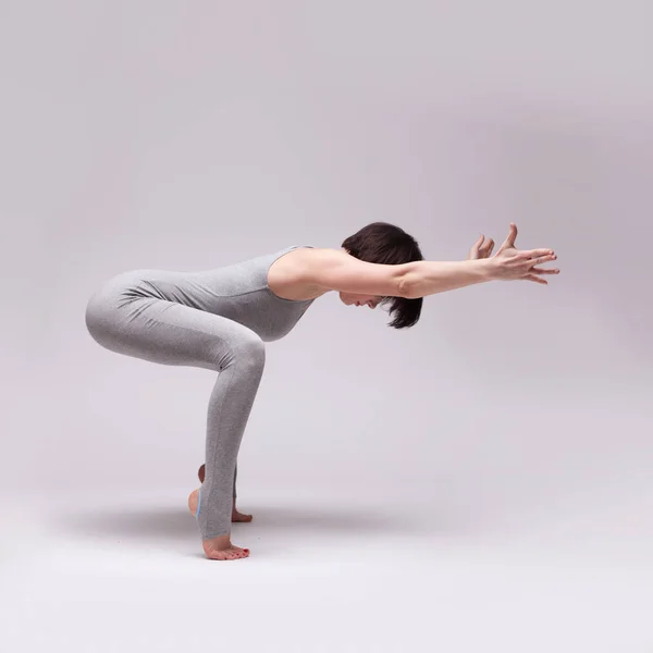 Jong mooi vrouw yoga poseren — Stockfoto