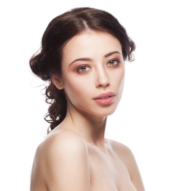 Temiz tenli, güzel genç bir kadın.