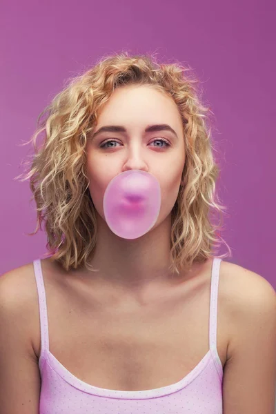 Chica haciendo burbuja con un chicle —  Fotos de Stock