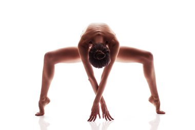 Bej mayolu genç ve güzel bir dansçı.