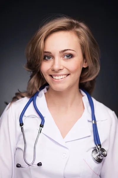 Sorrindo médico mulher médico — Fotografia de Stock