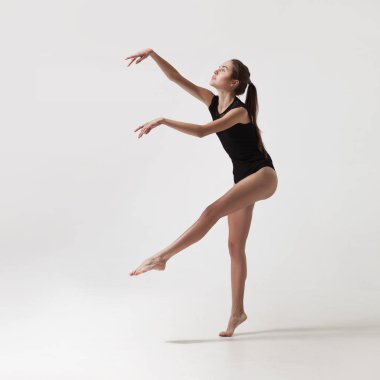 genç güzel dansçı siyah mayo