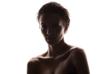 Temiz tenli, güzel genç bir kadın.