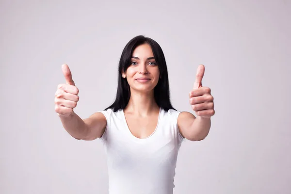 Mujer sonriente mostrando pulgares hacia arriba —  Fotos de Stock