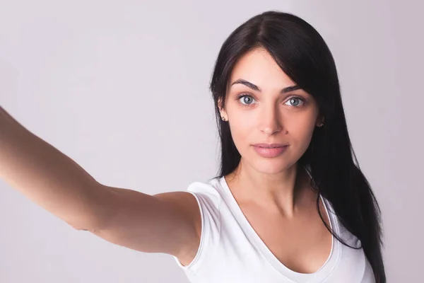 Giovane donna bruna in abiti casual facendo selfie — Foto Stock