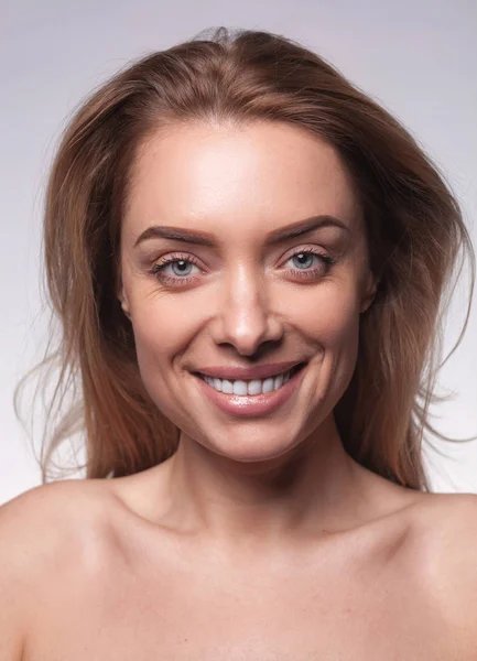 Primer plano retrato de hermosa rubia sonriente con la piel limpia y fresca — Foto de Stock